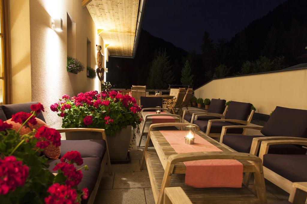 Der Waldhof Hotel Sankt Anton am Arlberg Buitenkant foto
