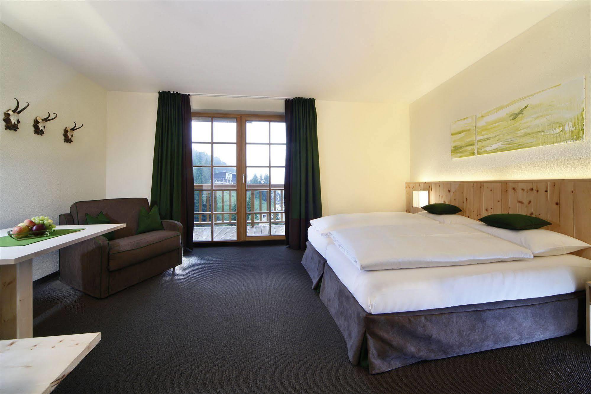 Der Waldhof Hotel Sankt Anton am Arlberg Buitenkant foto