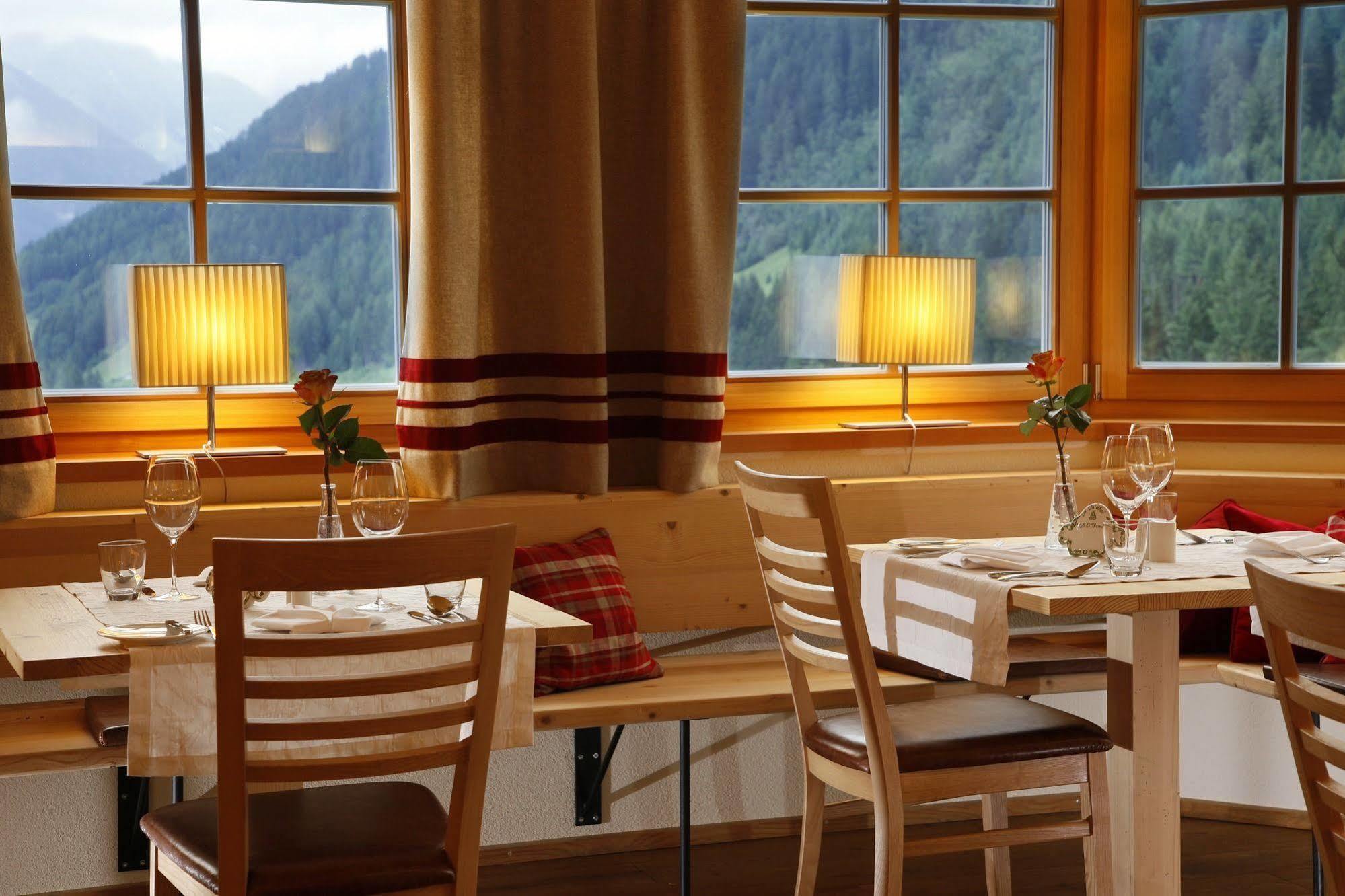 Der Waldhof Hotel Sankt Anton am Arlberg Buitenkant foto