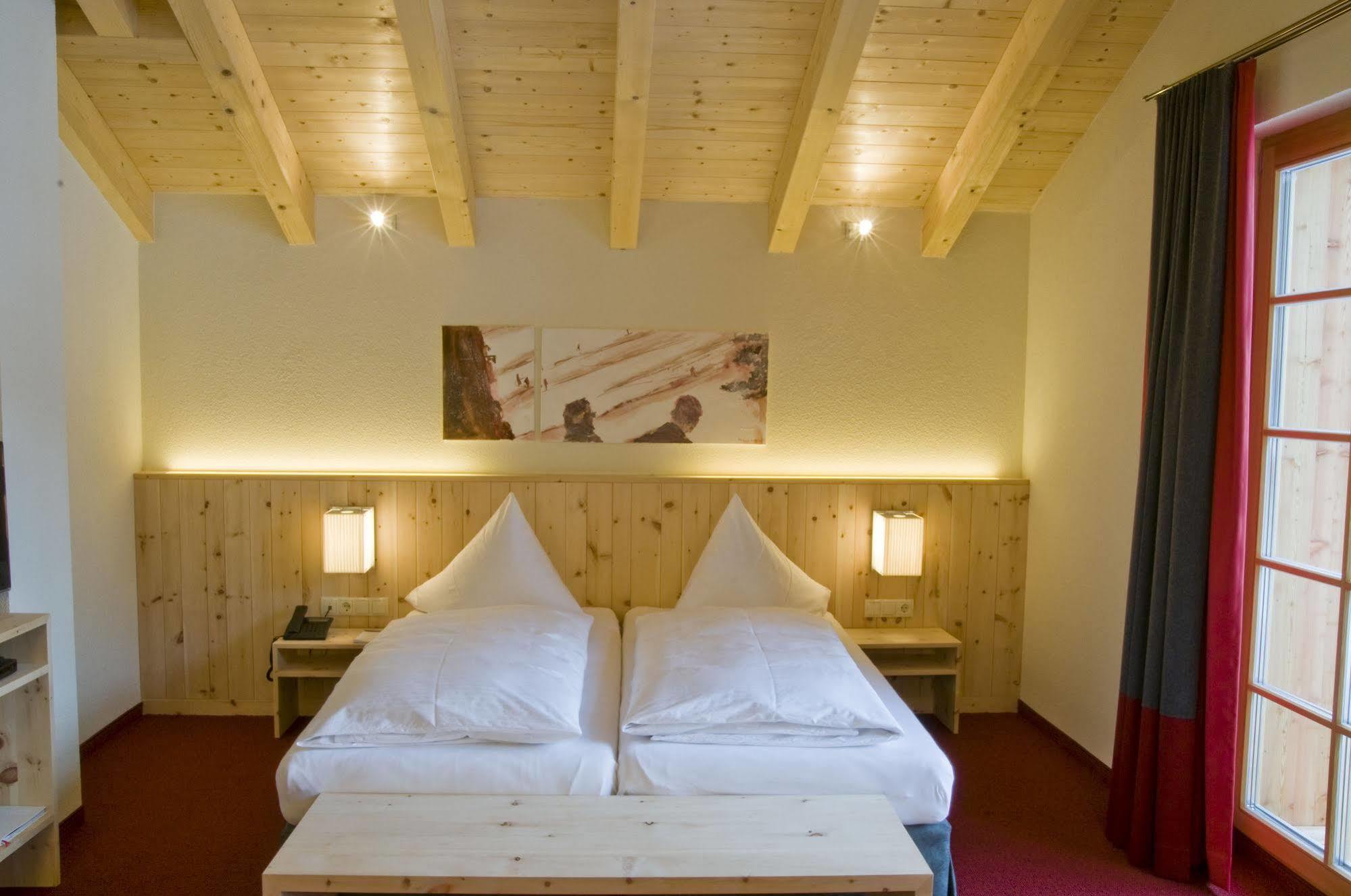 Der Waldhof Hotel Sankt Anton am Arlberg Buitenkant foto